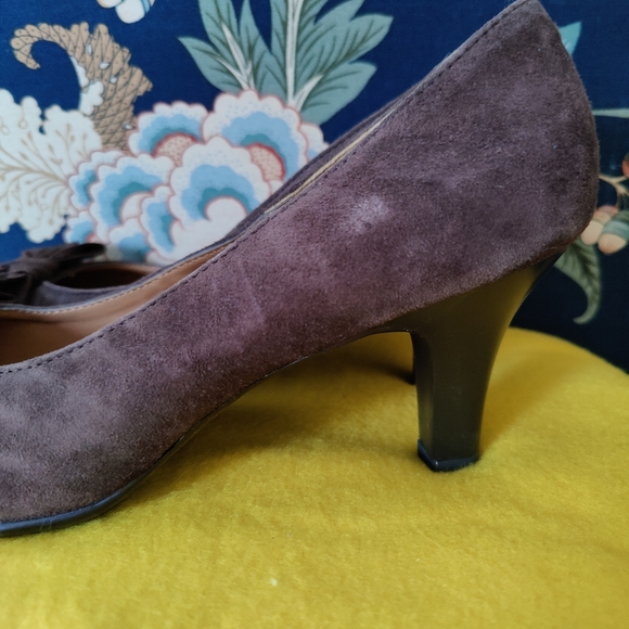 Brown Suede Pumps with Block-Heel and Toe Bow Accent | Softshoe by Medicus - Picture 10 of 12